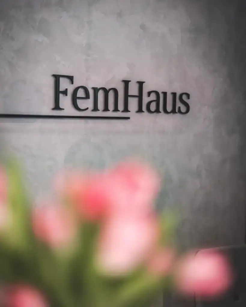 FemHaus logo pie sienas